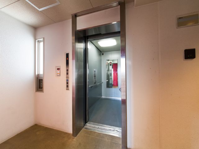 明るいエレベーターホール エレベーター前 ゆったりとした空間のエレベーターは利用しやすく、安全に移動できる設計になっております。