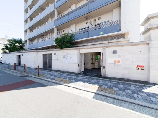 建物入口の外観