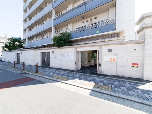 建物入口の外観