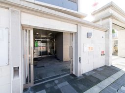 明るいエントランスの外観