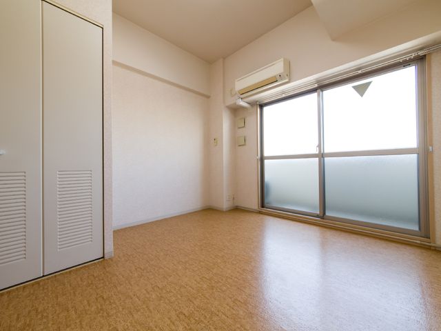 広々とした明るい居室 居室 天井まで届くエアコンと大きな窓が印象的な、清潔で広々とした居室です。個々のライフスタイルに合わせて、自由にアレンジが可能です。
