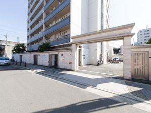 建物のエントランス風景