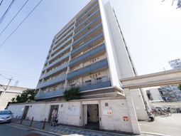 明るい外観の建物