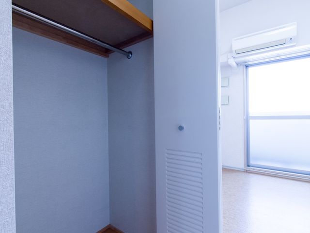 居室のクローゼットとエアコン クローゼット 快適な個室空間には、収納に便利なクローゼットと温度調節可能なエアコンが完備されています。住み心地の良さをご実感ください。