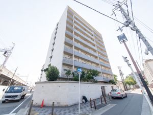 白い建物の外観