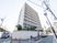 白い建物の外観