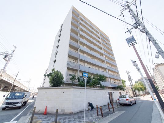 白い建物の外観