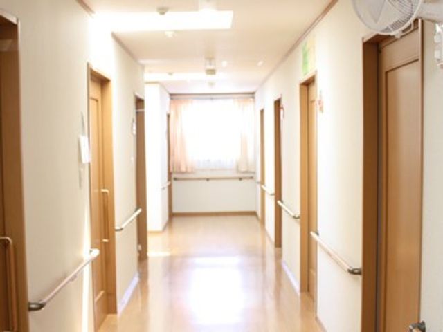 明るく清潔な廊下 通路 手すりが整った安全で快適な通路です。スタッフと入居者の円滑な移動をサポートしています。