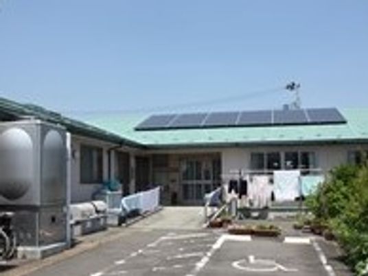 日差し照りつける施設外観