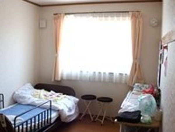 明るい個室の居室