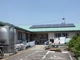 明るい日差しの外観