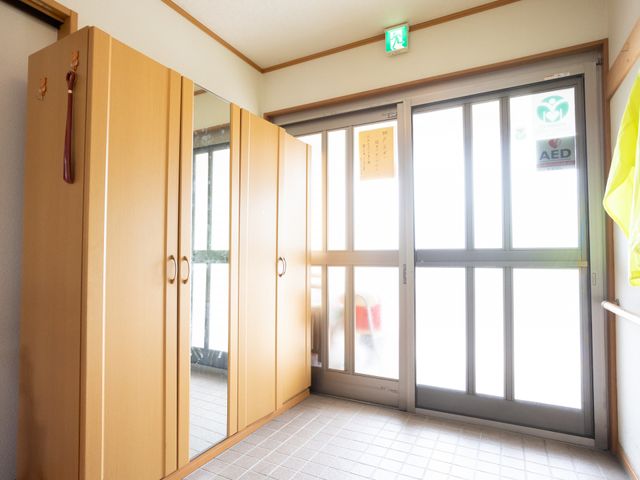 明るい玄関エリア エントランス 広々とした入口は日差しをたっぷりと取り入れ、訪れる皆さまを温かく迎えます。