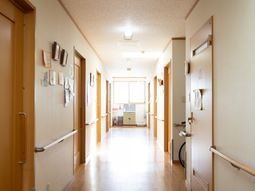 廊下の明るい様子