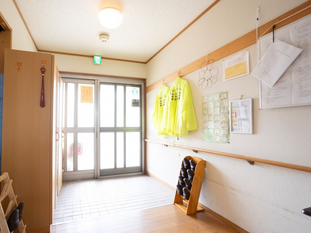 ゆったり通路エントランス エントランス 広々とした明るい入口は、出入りがしやすく、安心してお過ごしいただける設計です。