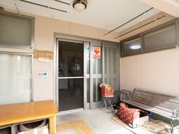 入り口付近の明るい空間