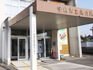 公民館の入口外観  