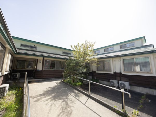 明るい屋外通路