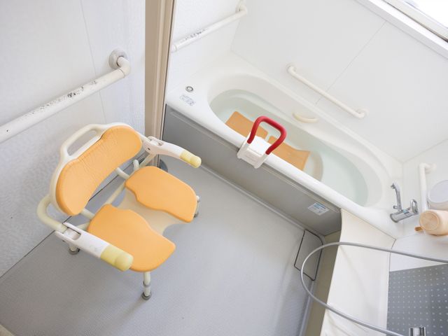 高齢者用浴槽 浴室 高齢者に配慮した浴室で、手すりや専用椅子が備えられています。安全で快適な入浴が可能です。