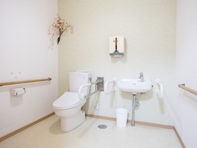 車椅子対応のトイレ トイレ 明るく清潔感のあるトイレには、手すりやスペースが確保されており、車椅子の方でも安心して利用できます。