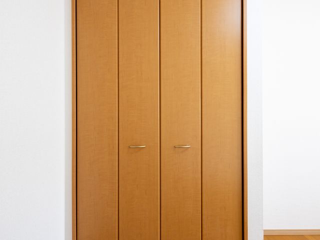 木製のクローゼット クローゼット 収納力のある造りが魅力のクローゼットです。シンプルで落ち着いたデザインを採用しています。