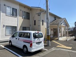 明るい日差しのエントランス