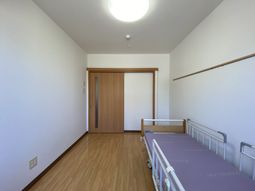 明るい居室の様子