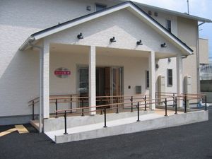 白い建物の明るいエントランス