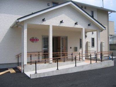 白い建物の明るいエントランス