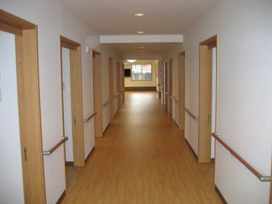 明るく清潔な廊下