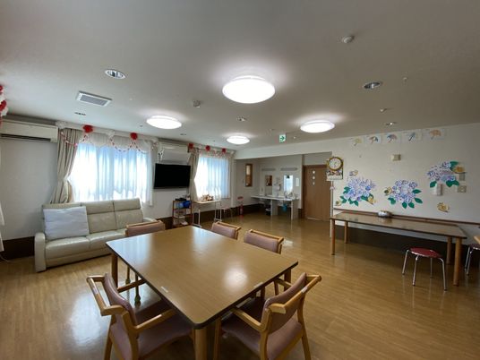 広々とした明るいラウンジ