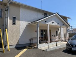 明るい外観の建物