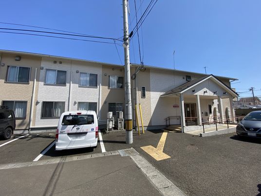 明るい日差しの外観