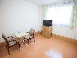 明るい居室の様子