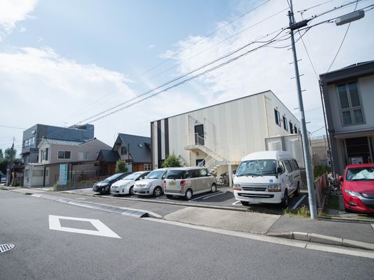 施設の外観と駐車場