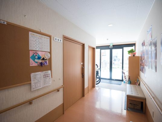 廊下の手すりと掲示物