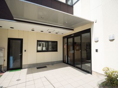 明るい施設のエントランス