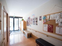 明るい廊下と掲示物