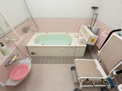 手すり付きの清潔な浴室
