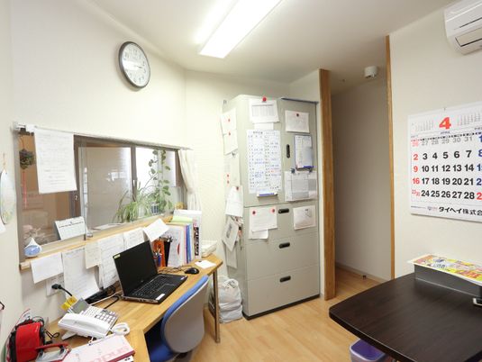 勤務スペースの明るい部屋