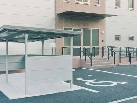 車椅子対応の入口外観  
