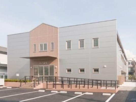 外観の施設建物  