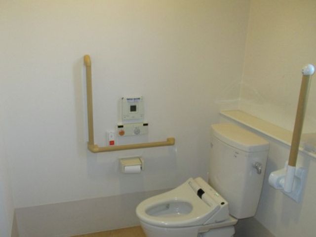 バリアフリー設計のトイレ トイレ 使いやすさを考え押し棒や手すりが設けられた明るいトイレです。働きやすい環境作りを大切にしています。
