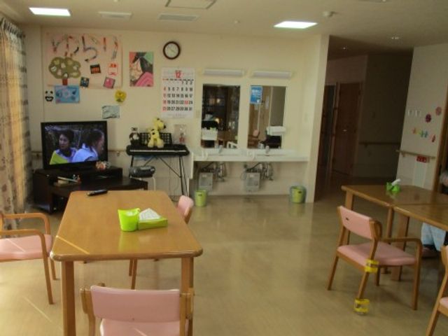 共有スペースの様子 食堂 広々とした食堂には、テレビと椅子が配置され、ゆったりとした時間を過ごせる環境が整っています。