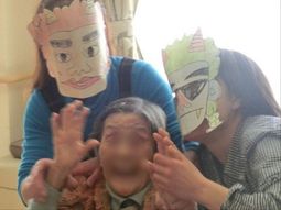 仮面をつけた楽しい様子