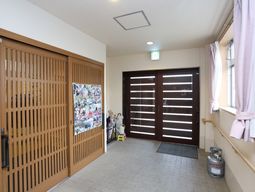 明るいエントランス空間