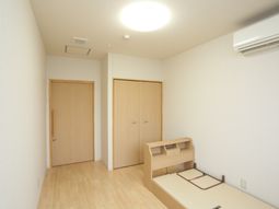 明るい居室の一角