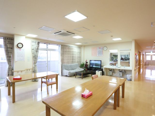 共有スペースの風景 共有スペース ゆったりとしたラウンジでは、テレビを観ることも、窓外の眺めを楽しむこともできます。明るく清潔な環境を大切にしています。