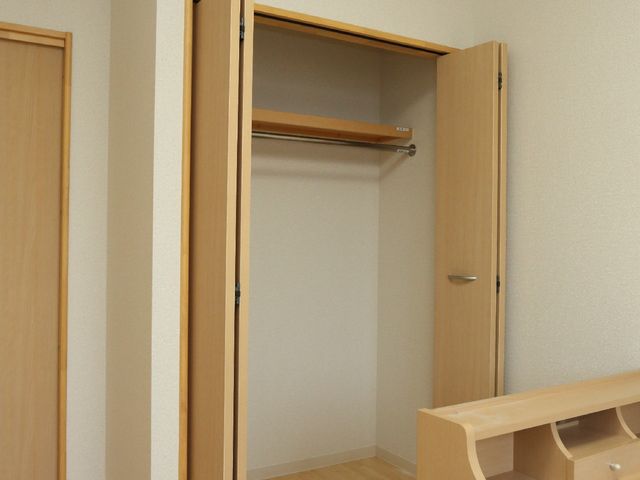 シンプルな居室のクローゼット 居室 充実した収納が可能なクローゼットが特徴の居室です。デスクも備え、快適な個人空間をご提供します。