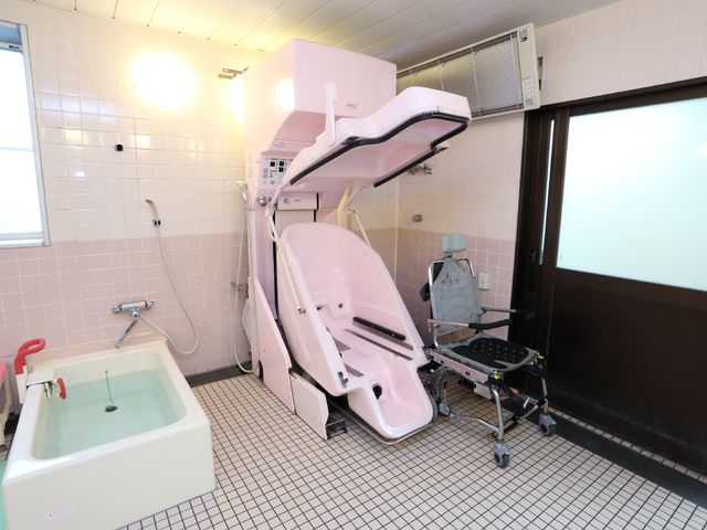 バリアフリー浴室設備 浴室 利用者の快適さを考慮した設備が揃った清潔な浴室です。安全かつスムーズな入浴をサポートするため、リフト等の機器も設置されています。