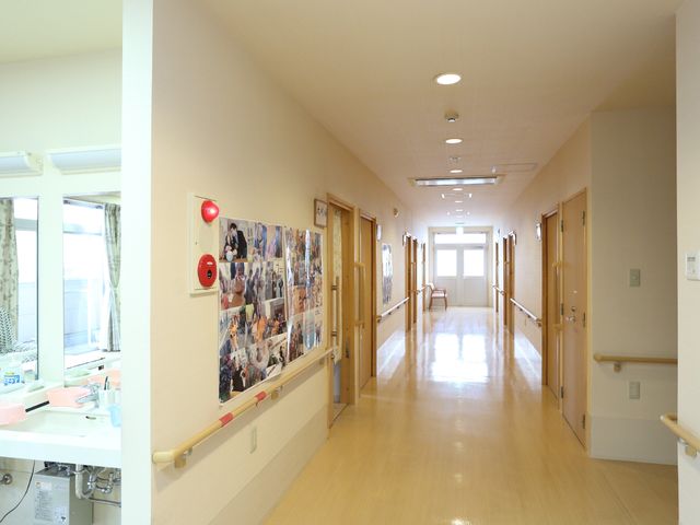 廊下の手すりと掲示物 廊下 明るく広い通路は、手すりが付いており、壁面には様々な活動の様子が掲示されています。この環境で働くと、日々の業務が快適に行えるでしょう。